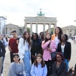 Gruppenbild junger Menschen vor Brandenburger Tor
