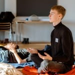 mehrere Jugendliche bei Meditationsübung