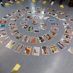 Postkarten mit verschiedenen Motiven auf dem Boden ausgebreitet