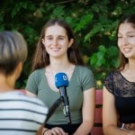 Zwei junge Menschen werden vom BR interviewt